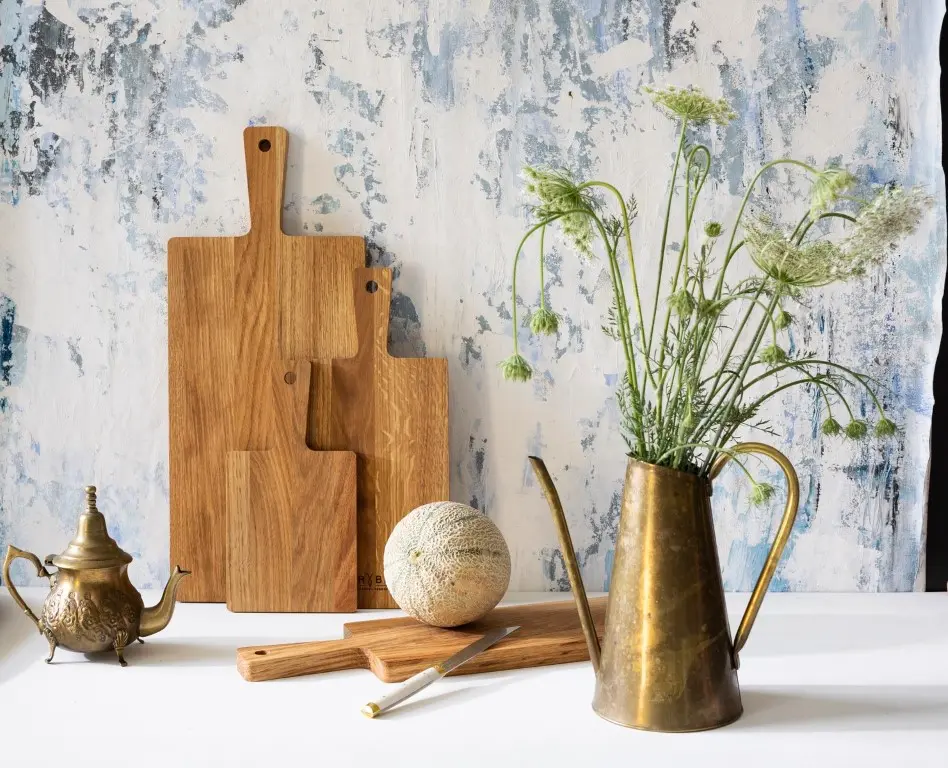 Trwałe drewniane deski kuchenne do krojenia z serii Manor z charakterystyczną rączką do zawieszenia,Durable wooden cutting boards from the Manor series, featuring a distinctive hanging handle