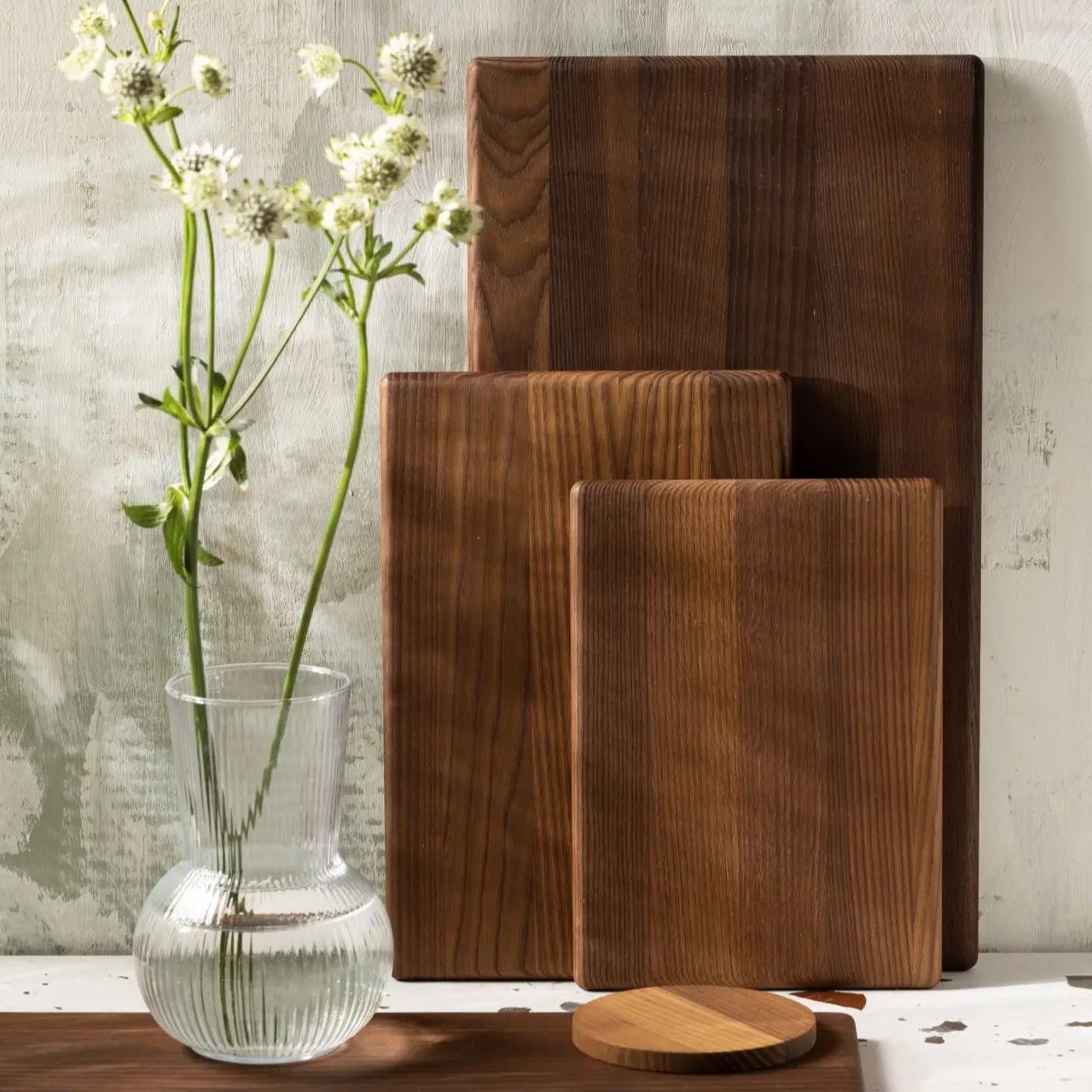 Ciemne deski do krojenia drewniane duże wykonane z termojesionu przez polskiego producenta jako produkt premium serii AYA,Large dark wooden cutting boards made of thermo-ash by a Polish manufacturer as a premium product in the AYA series 