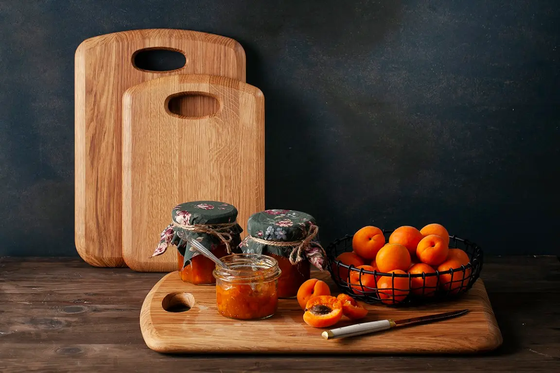 Dębowe deski drewniane do krojenia z wygodnym uchwytem kolekcja Lewis producent z Polski,Oak cutting boards with a comfortable handle from the Lewis collection, made in Poland