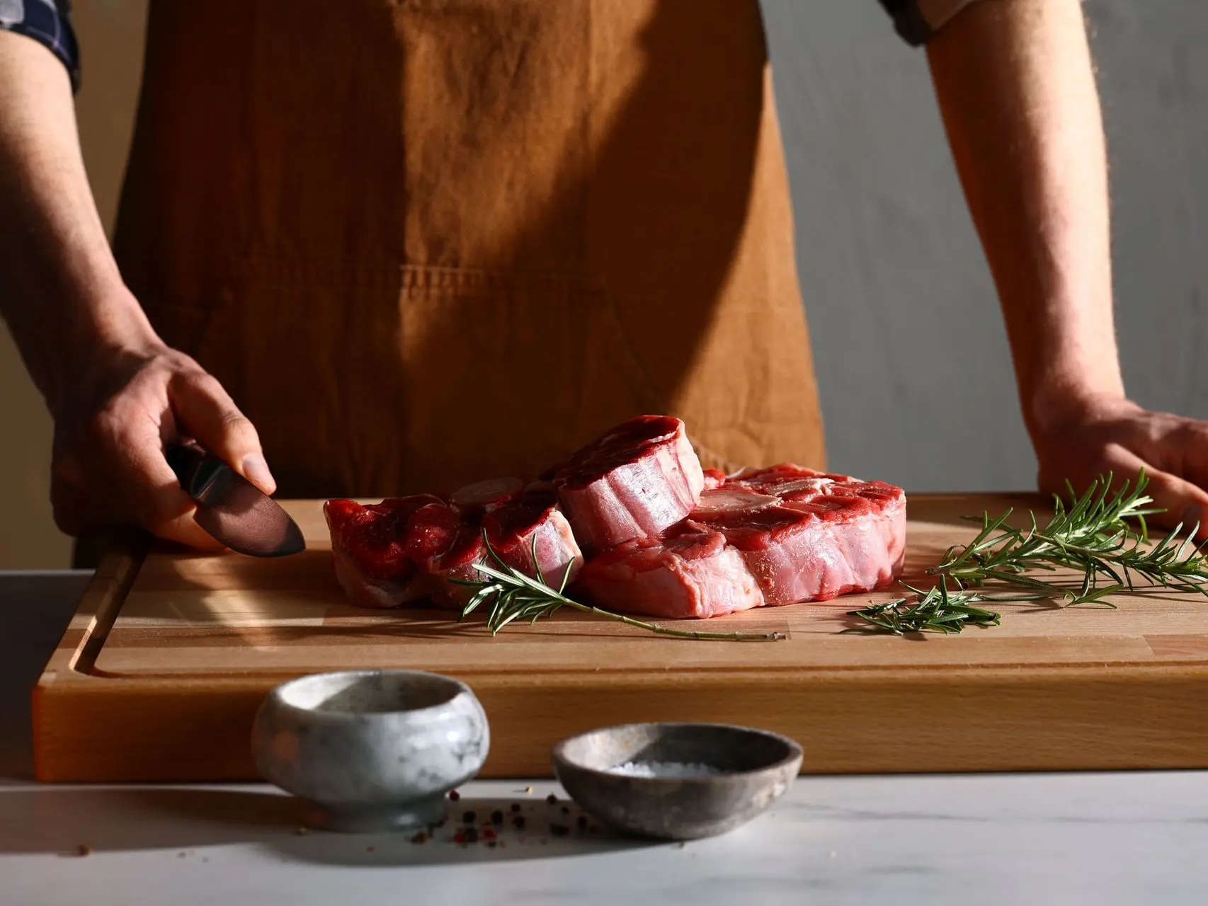 Bukowy blok rzeźniczy jako duża drewniana deska do krojenia z rowkiem dla profesjonalistów,Beech butcher block: a large wooden cutting board with a groove, designed for professionals 