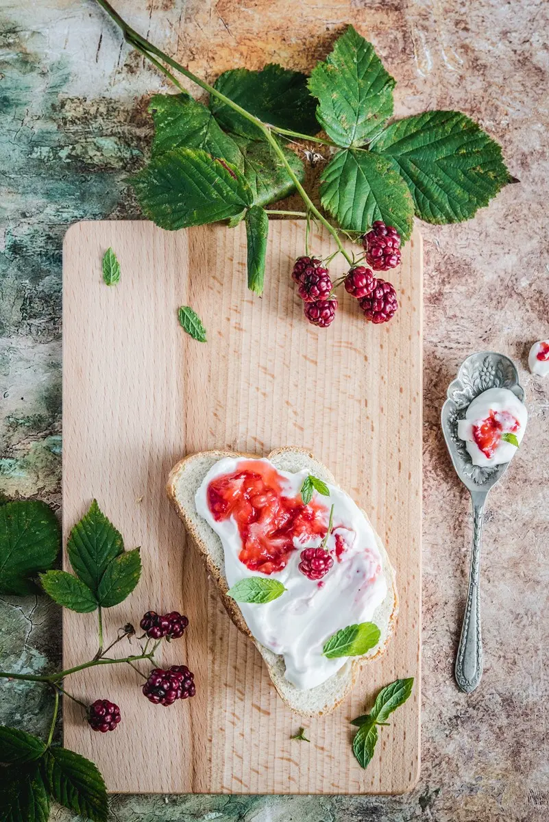 klasyczna deska bukowa śniadaniowa, jasna deska do przygotowywania śniadania, classic beech breakfast board, light-colored board for preparing breakfast