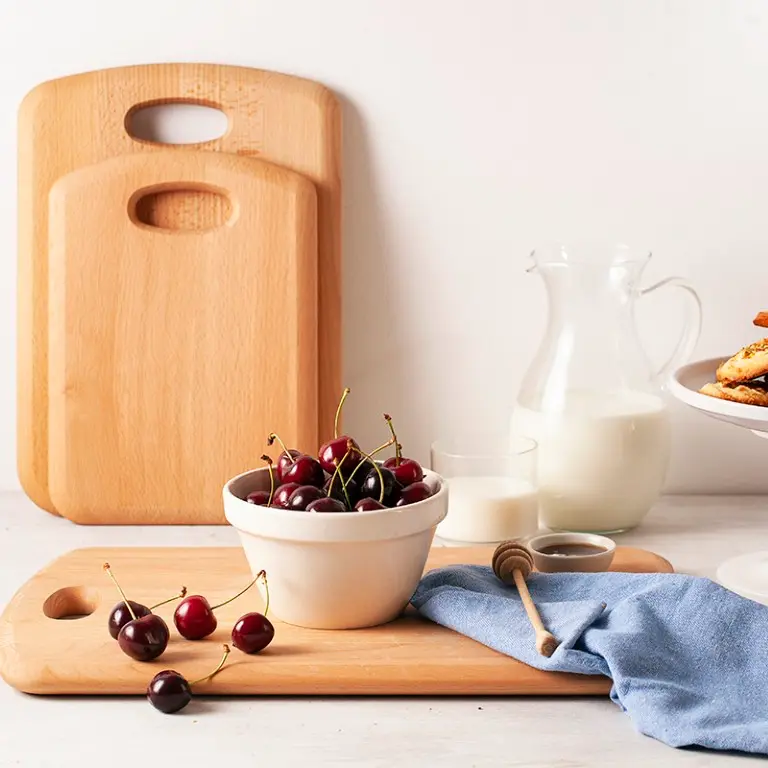 Jasne bukowe deski do krojenia do serwowania w eleganckim stylu do restauracji,Natural beech cutting boards for elegant restaurant service