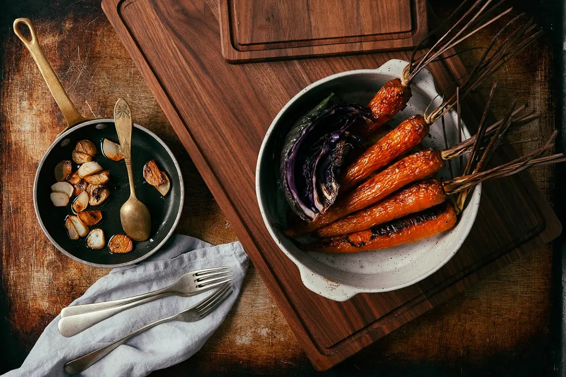 Luksusowa duża drewniana deska do krojenia z orzecha amerykańskiego z serii Virginia z głębokim frezem producent,Luxurious large American walnut cutting board from the Virginia series with a deep groove manufacturer