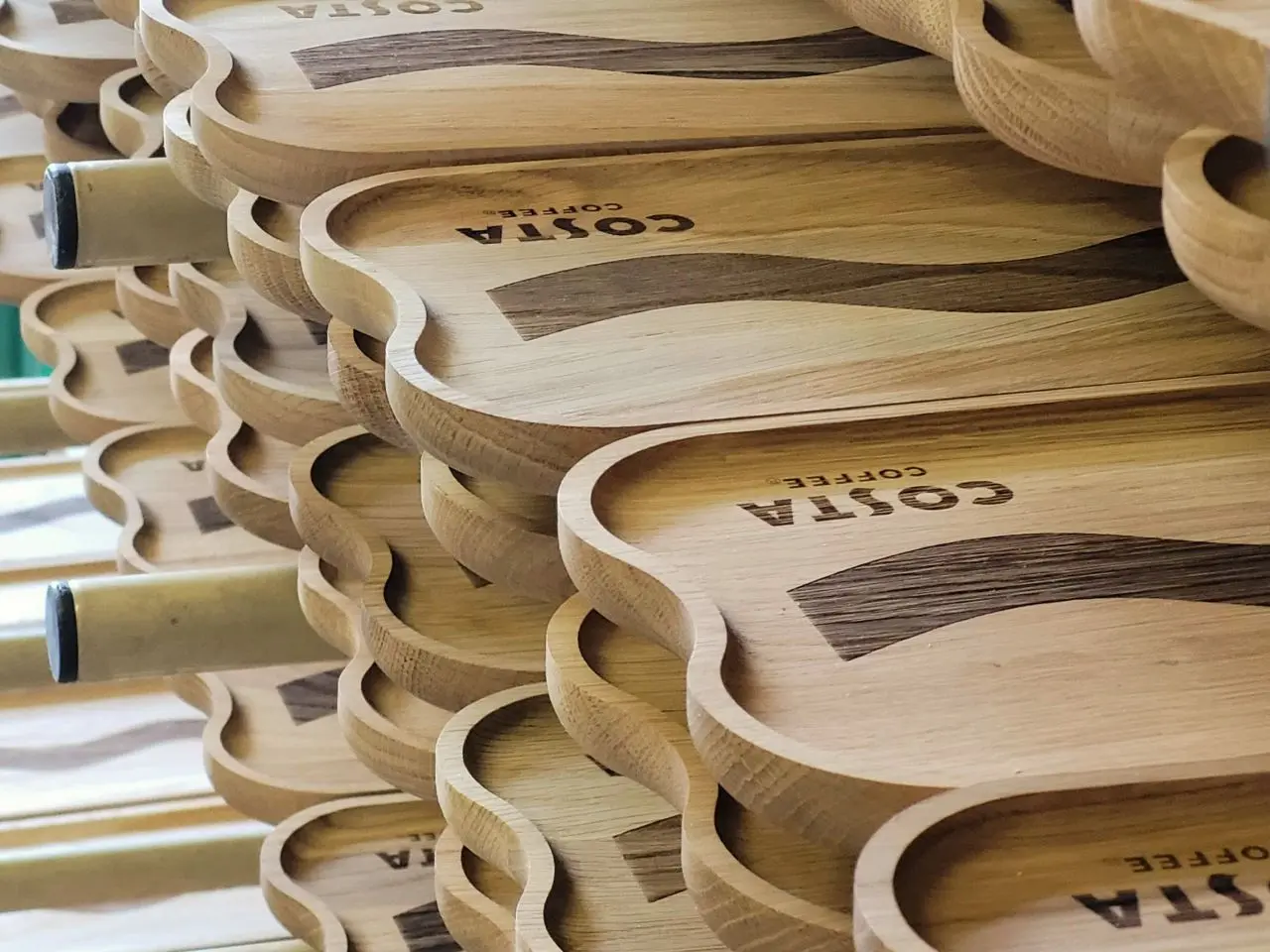 Drewniane tace z logo Costa Coffee – masowa personalizacja i przykłady realizacji dla gastronomii,hoteli i restauracji, projekty indywidualne Wooden trays with the Costa Coffee logo – mass personalisation and examples of implementations for the gastronomy,hotels and restaurants, individual projects