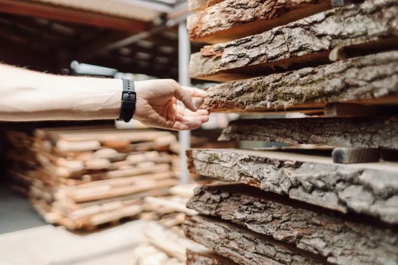 Paleta drewna jako półmateriał do dalszej obróbki, drewno surowiec,kora,tarcica, polski lokalny producent wyrobów z drewna,Wood pallet as a semi-finished product for further processing, raw timber, bark, lumber, a local Polish manufacturer of wood products