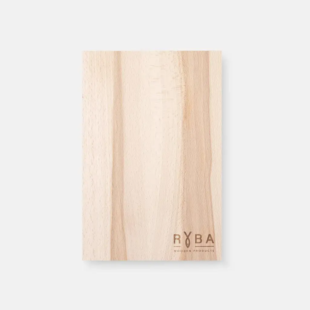 Prostokątna naturalna deska do krojenia z buku z widocznym logo producenta,Rectangular natural beech cutting board with the manufacturer's logo visible