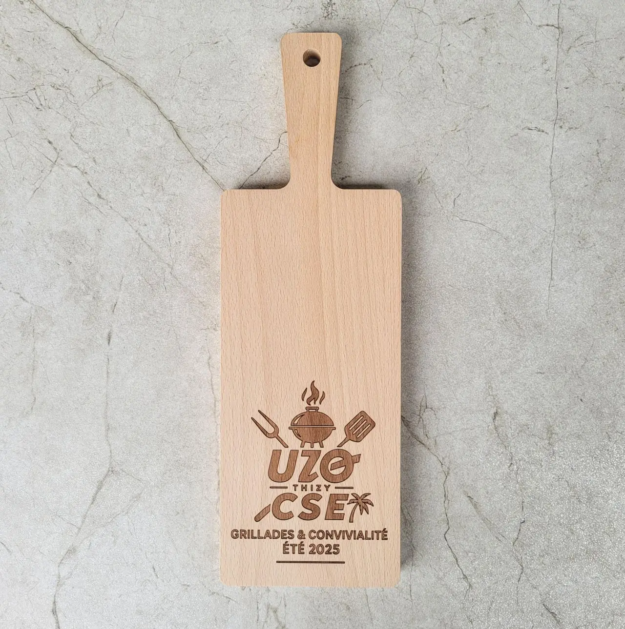 Podłużna deska do krojenia z uchwytem i personalizowanym logo klienta, drewniana deska z rączką i grawerem firmowym, elegancka deska do serwowania z litego drewna, polski producent desek z personalizacją, ekologiczny gadżet reklamowy z drewna dębowego, podłużna patera z uchwytem na prezent, solidna deska kuchenna z logo Twojej firmy, dębowa deska z otworem do zawieszenia, oblong cutting board with handle and personalized customer logo, custom engraved wooden serving board with handle, professional oak chopping board with branding, personalized corporate wooden gift, handcrafted long wooden board with logo, Polish wood manufacturer custom board.