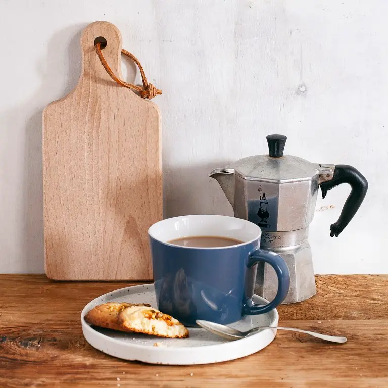 Drewniana deska śniadaniowa z buku do krojenia z rączką do użytku w kuchni,Beechwood breakfast cutting board with a handle for kitchen use