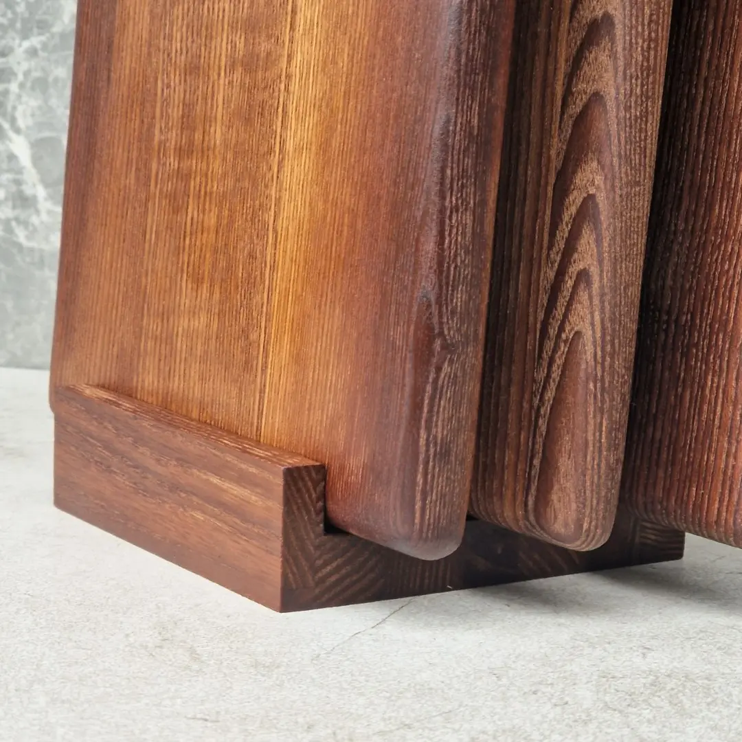 Zestaw ciemnych prostokątnych desek do krojenia na stojaku, stojak na deski do krojenia, drewniany stojak na deski do kuchni, naturalnie kolorowe deski drewniane, stojak na deski do krojenia, Set of dark rectangular cutting boards on a stand, cutting board stand, wooden stand for kitchen cutting boards, naturally colored wooden boards, cutting board holder