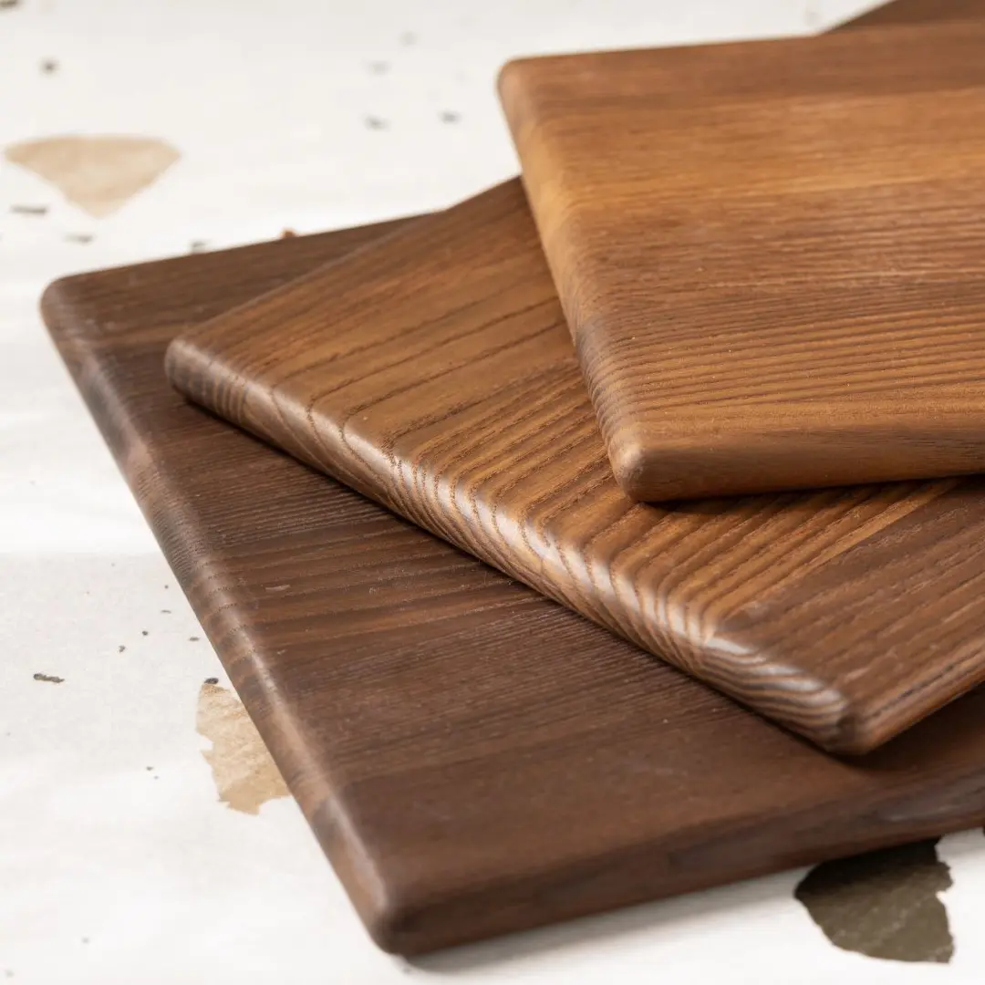 Cienkie deski drewniane, płaskie deski do krojenia, ciemne deski do kuchni, deski do krojenia o delikatnej powierchni, gładka powierzchnia deski do krojenia, błyszcząca deska kuchenna, Thin wooden boards, flat cutting boards, dark kitchen boards, cutting boards with a delicate surface, smooth cutting board surface, shiny kitchen board