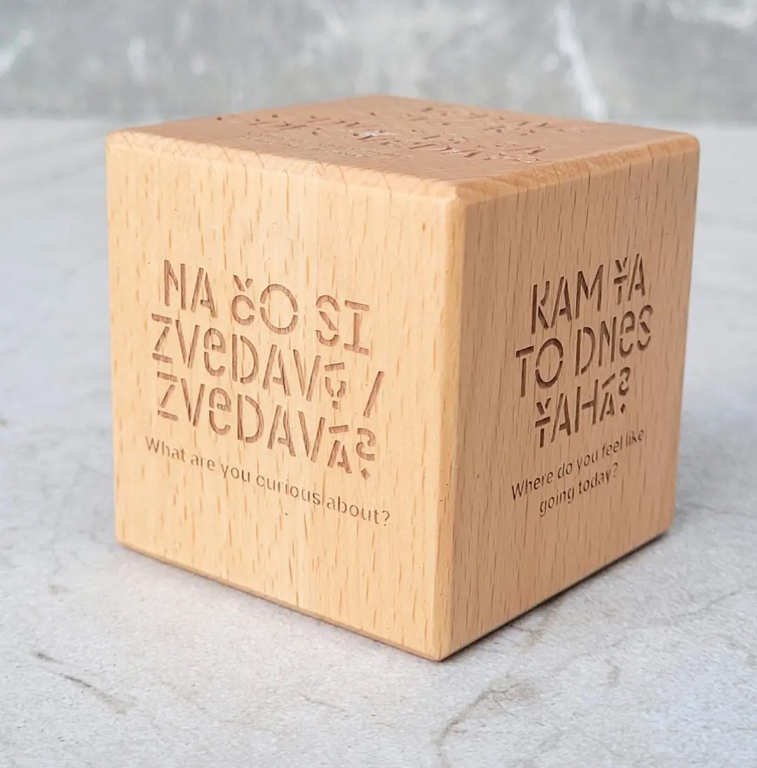 Drewniana kostka z logo, kostka z drewna z personalizowanym grawerem, gadżet firmowy i reklamowy drewniany, fajne gadżety z drewna, Wooden cube with logo, wooden cube with personalized engraving, wooden company and advertising gadget, cool wooden gadgets, personalized wooden gadgets, advertising gadget, made in Poland
