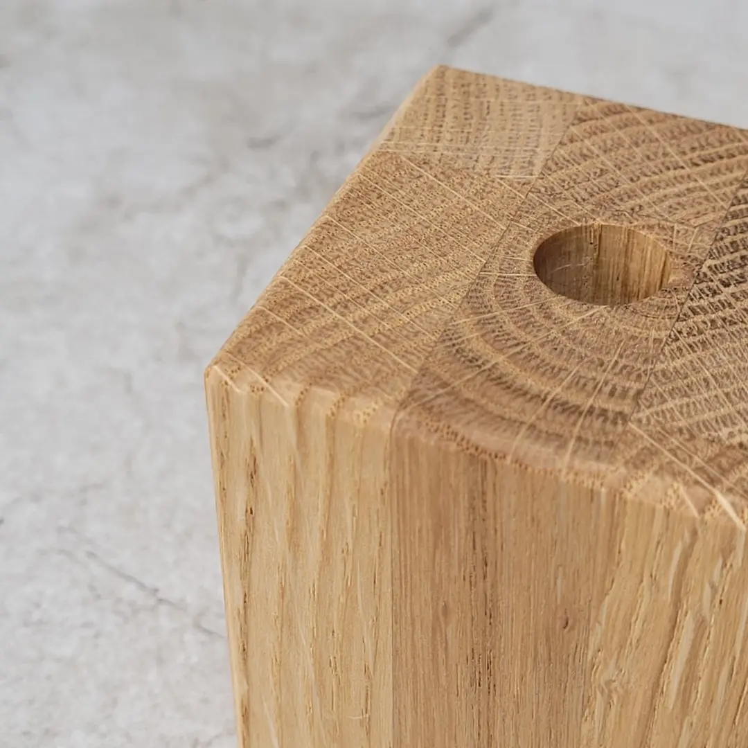 Drewniana kostka na fiolkę, akcesoria domowe z naturalnego drewna na probówkę , drewniany stojak na probówkę z kwiatem, mały wazonik z  drewna w kształcie kostki, estetyczna dekoracja biurka z drewna, Polski producent akcesoriów z drewna, drewniana podstawka pod probówkę dekoracyjna, Wooden cube for a vial, natural wood home accessories for a test tube, wooden test tube stand with a flower, small cube-shaped wooden vase, aesthetic wooden desk decoration, Polish manufacturer of wooden accessories, decorative wooden test tube stand