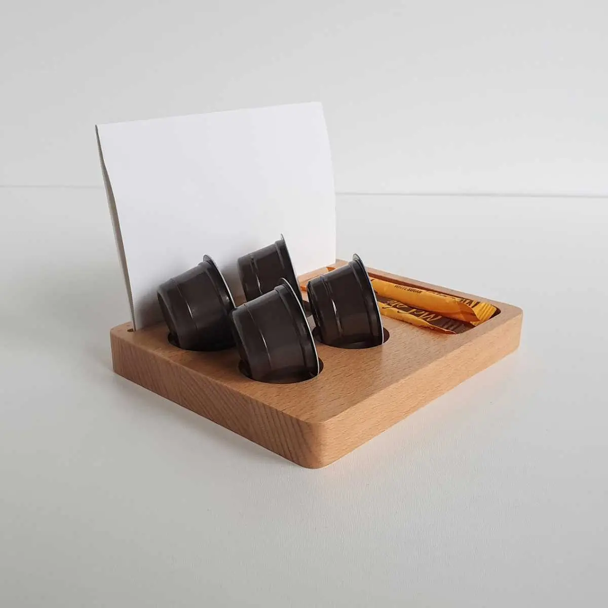 Drewniany organizer na kapsułki do kawy, drewniana tacka na kapsułki i dodatki, organizer kawowy z  drewna, stacja kawowa hotelowa, tacka wykończona bezbarwnym lakierem, polski producent akcesoriów drewnianych, elegancki organizer do kawy, taca do hotelowych kącików kawowych, Wooden coffee capsule holder, hotel coffee station tray finished with transparent varnish, wooden tray for capsules and accessories, premium coffee organizer, lacquered wooden tray for hotels, coffee pod holder with clear coat