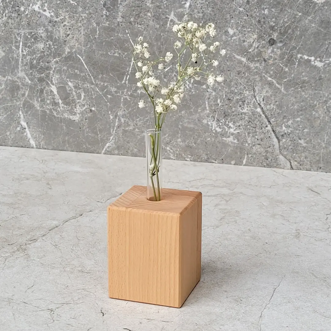 Drewniana kostka wazon, mała kostka drewniana, polski producent, mała kostka drewniana wazon, drwniany wazonik, drewniany stojak do probówek, estetyczna drewniana dekoracja, wazonik na probówkę,Wooden cube vase, small wooden cube, Polish manufacturer, small wooden cube vase, wooden vase, wooden test tube stand, aesthetic wooden decoration
