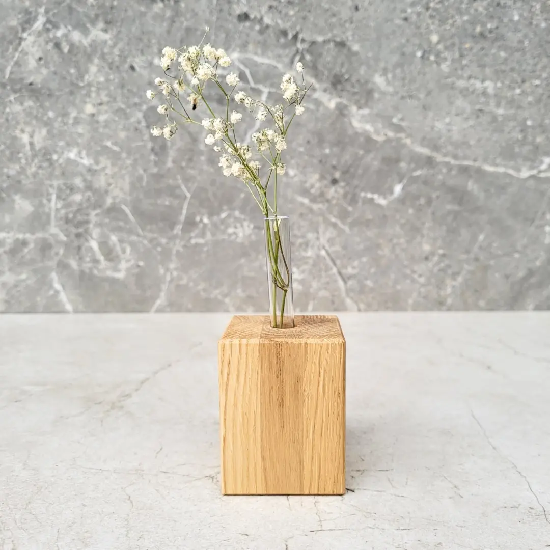 Wazonik z probówką,drewniana mała dekoracja do biura, drewniany wazonik na kwiaty, drewniana kostka z otworem, minimalistyczny wazonik z litego drewna, Small wooden decoration for the office, wooden flower vase, wooden cube with a hole, minimalist solid wood vase