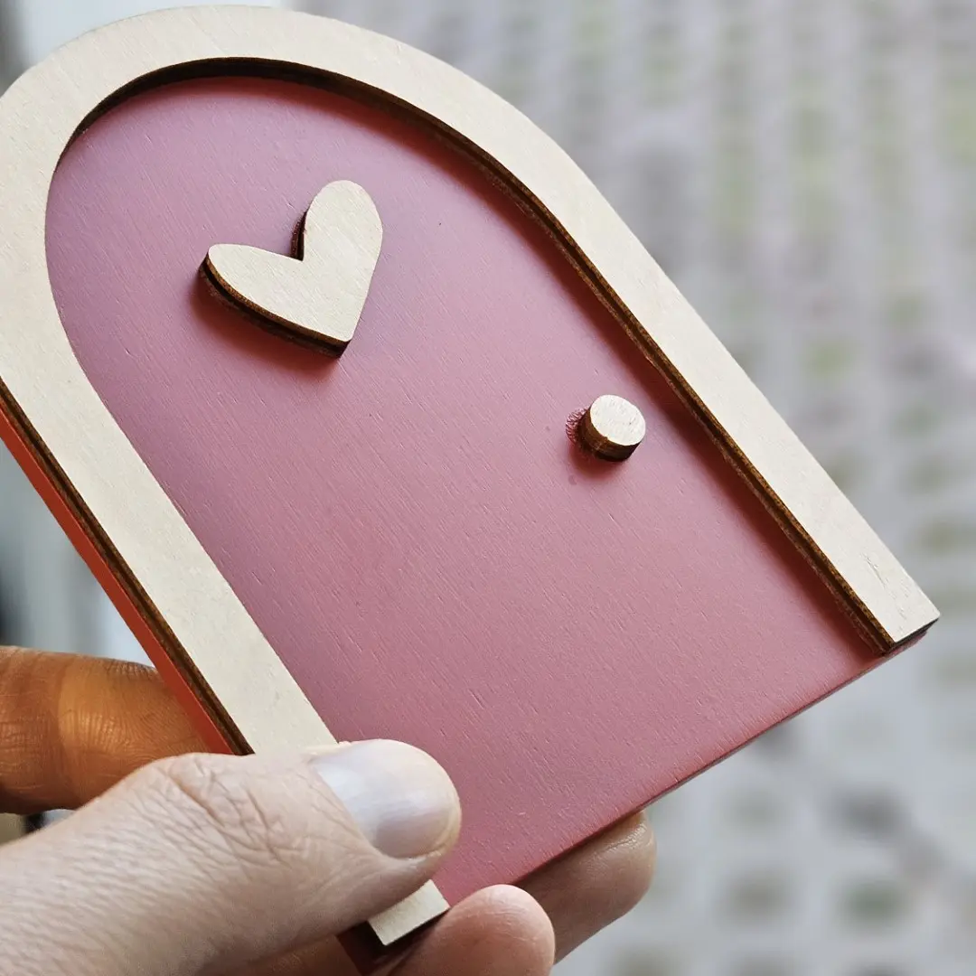 Drewniane malutkie drzwiczki dla krasnoludków, czerwone drewno lakierowane na wysoki połysk, malowany na kolor element drewniany w personalizowanym kształcie bajkowych drzwi, miniaturowe akcesoria dekoracyjne handmade, polska produkcja galanterii drzewnej, miniaturowe drzwi dla elfów, małe drewniane drzwiczki, miniaturowe drzwi, mini drzwi dekoracja, fantazyjne drewniane drzwi, Tiny wooden doors for dwarves, red wood varnished to a high gloss, painted wooden element in a personalized fairy-tale door shape, miniature handmade decorative accessories, Polish-made wooden accessories, miniature doors for elves, small wooden doors, miniature doors, mini door decoration, fancy wooden doors for gnomes 