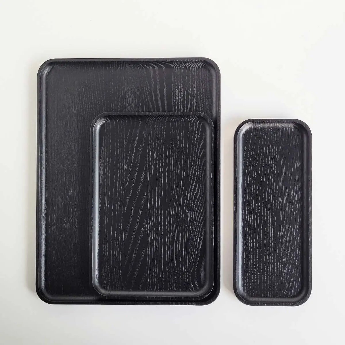 Zestaw czarnych drewnianych lakierowanych dekoracyjnych tac w różnych rozmiarach,set of black decorative  lacquered wooden trays in various sizes,  producer of wooden decorative high quality  trays,  FSC-certified wood from Polish forests, handmade, sustainable production, made of real wood, lacquered in black