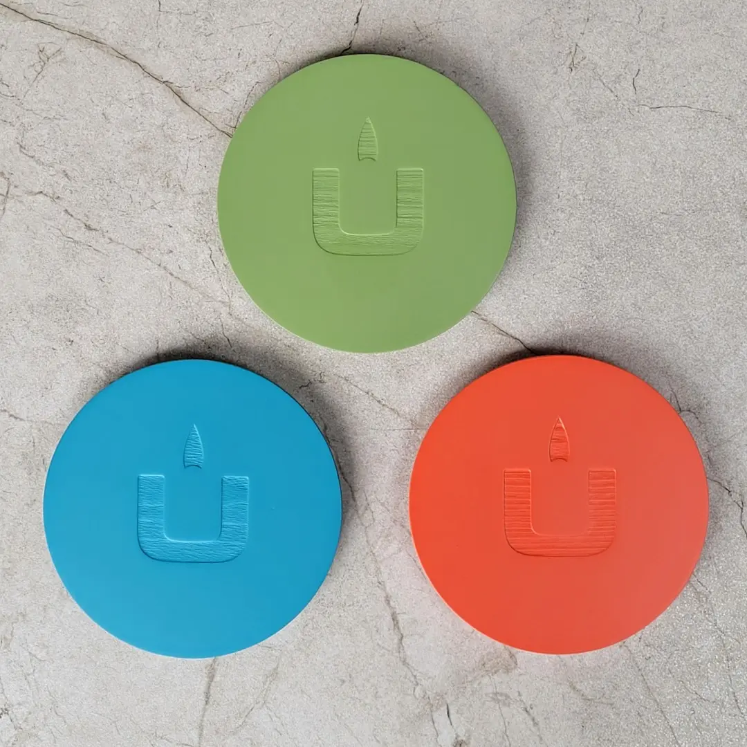 Kolorowe przykrywki do świec od polskiego producenta, kolorowe akcesoria drewniane z grawerem logo, lakierowane na kolorowo pokrywki do świec, lakierowane okrągłe pokrywki na świece z certyfikowanego drewna FSC, wysokiej jakości kolorowe wieczka do świec drewniane, Colorful candle covers from a Polish manufacturer, colorful wooden accessories with logo engraving, colorfully lacquered candle lids, lacquered round candle lids made of FSC-certified wood, high-quality colorful wooden candle lids