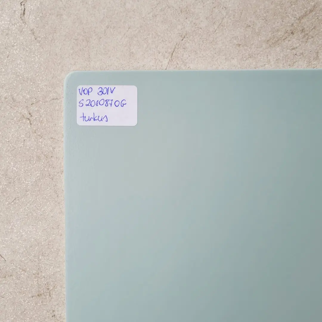 Naturalne drewno barwione na intensywne barwy z widocznym usłojeniem pod warstwą lakieru, natural wood stained in intense colors with visible grain under the lacquer layer, wood surface finishing with colourful lacquers produced in Poland