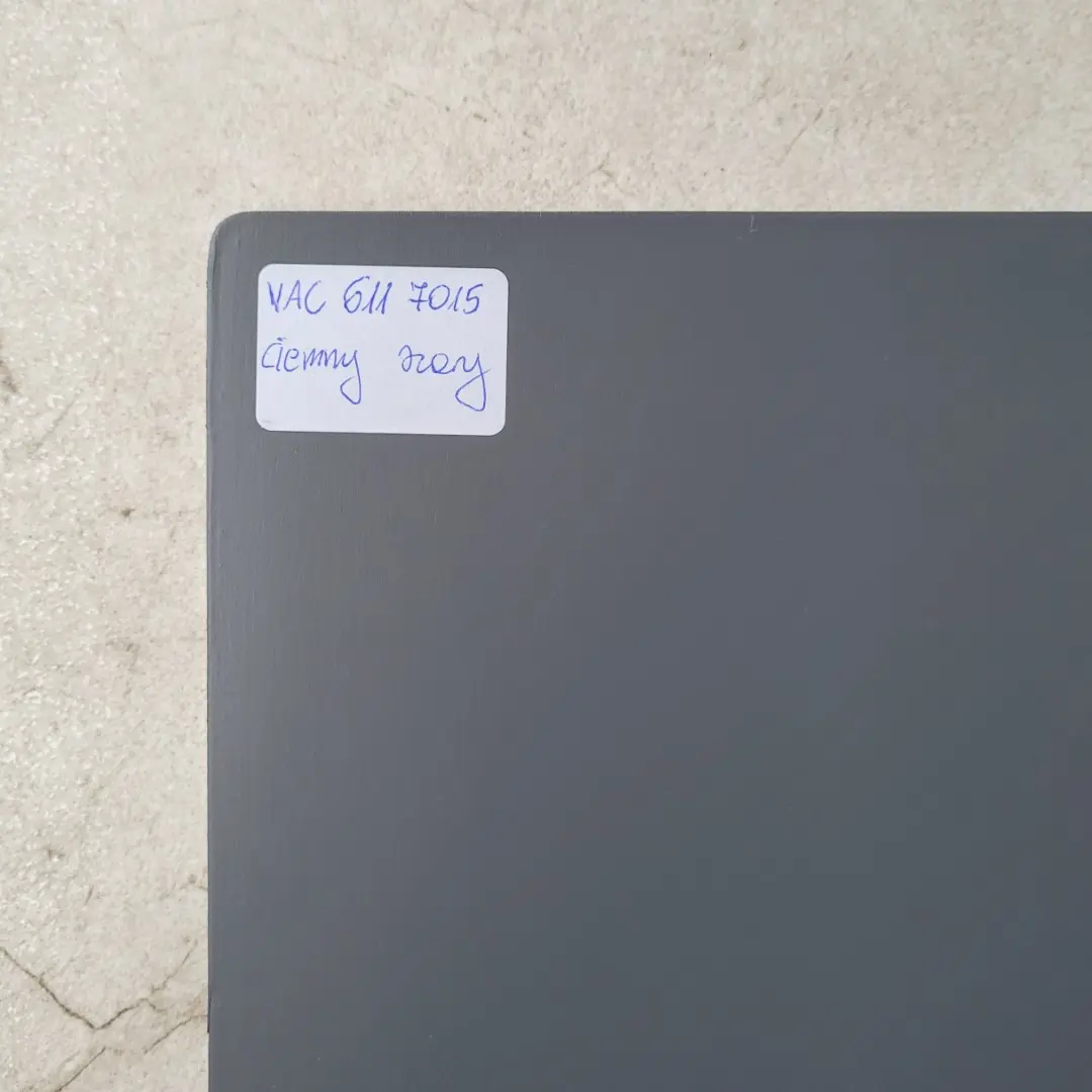 Designerska, elegancka deska do krojenia drewniana kolorowa jako stylowy element wyposażenia kuchni, designer colorful, elegant wooden cutting board as a stylish element of kitchen equipment