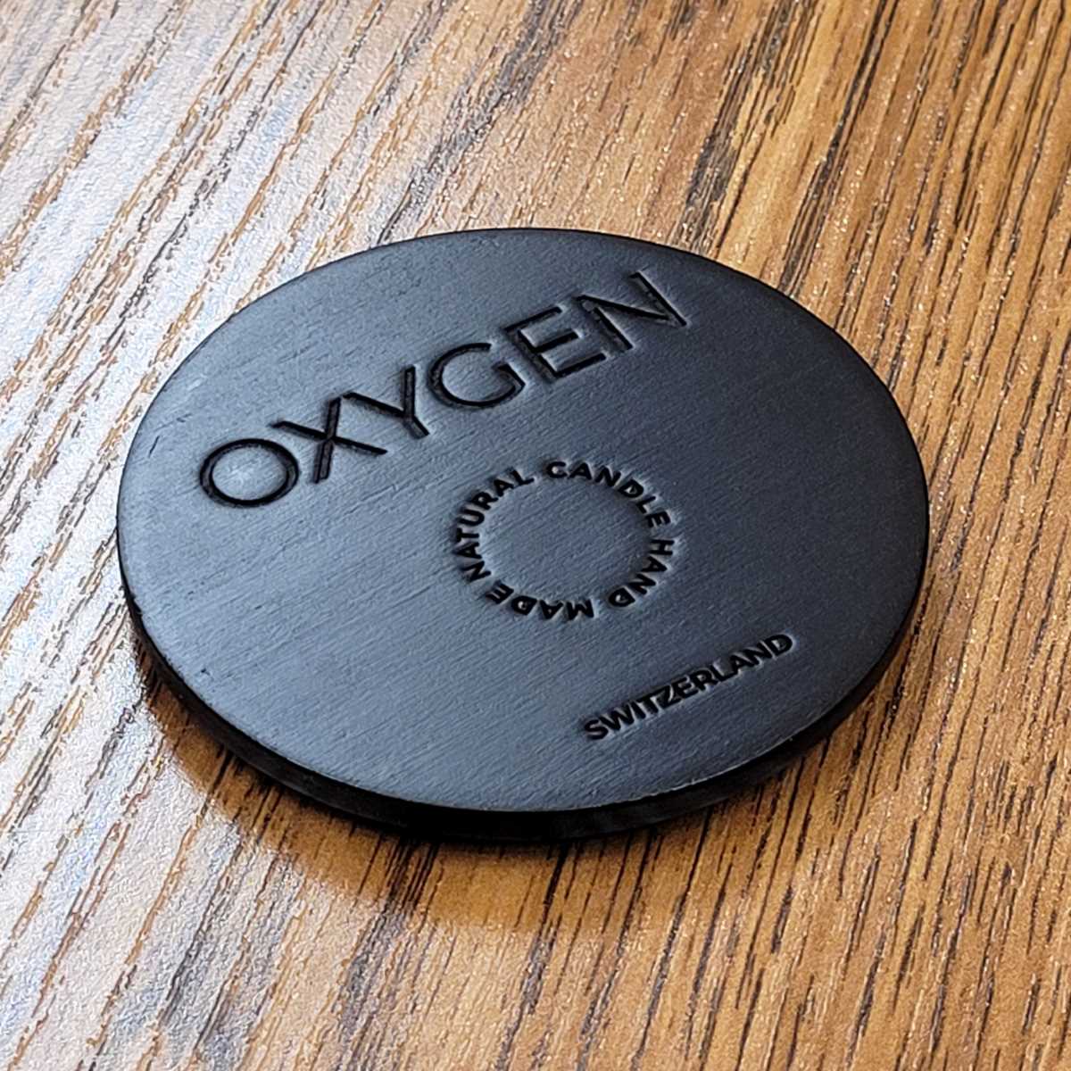 Lakierowana na czarno okrągła pokrywka z drewna od polskiego producenta, minimalistyczna i tradycyjna, lakierowane ekskluzywne akcesoria z drewna, elegancki czarny detal do świec, Black lacquered round wooden lid from a Polish manufacturer, minimalist and traditional, lacquered exclusive wooden accessories, elegant black detail for candles, , lacquered black round wooden accessory,product  handmade in Poland with a premium finish, black lacquered wooden components meeting the highest quality and durability standards