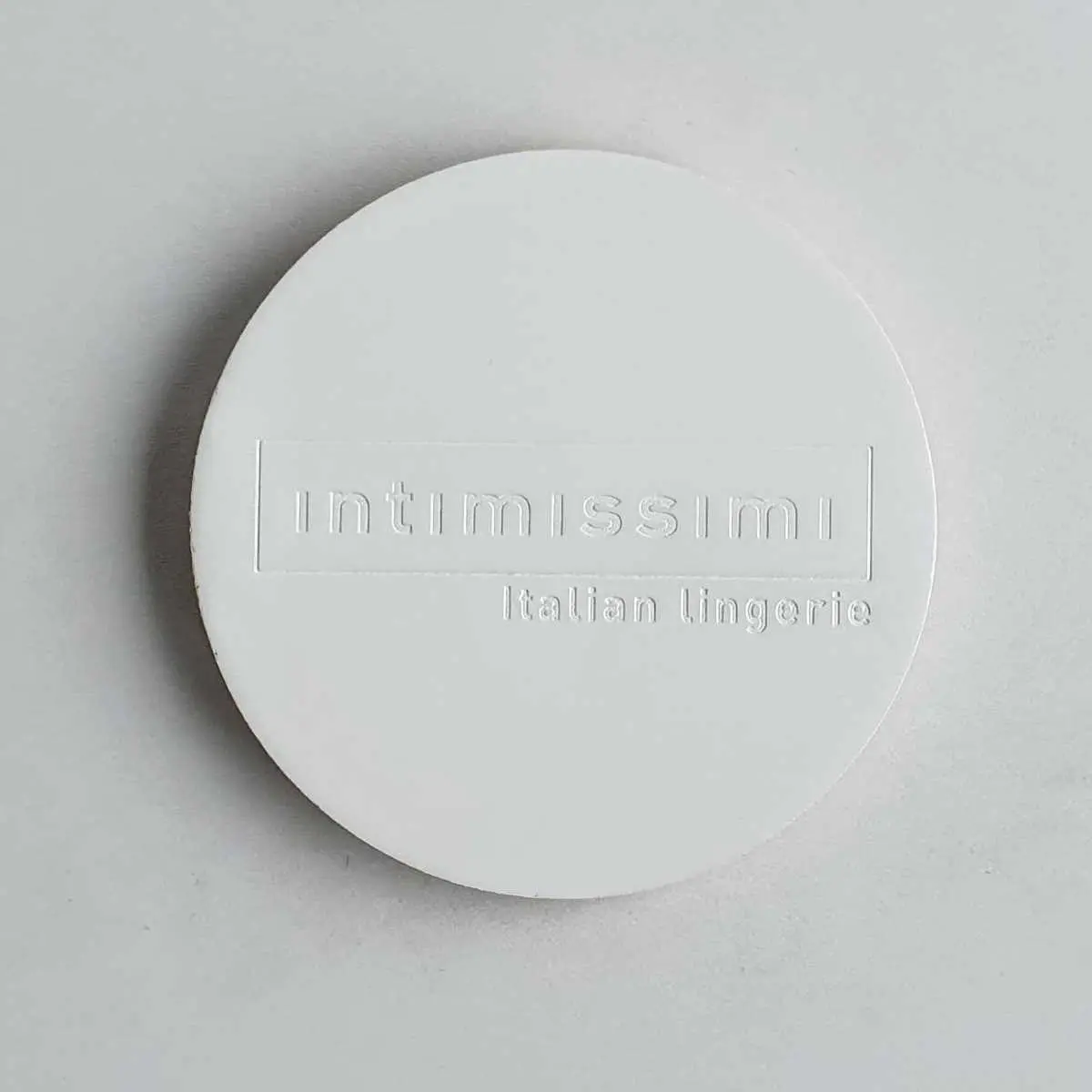 Biała lakierowana pokrywka na świece, zakrętka do pojemników na świece, nakrętka do świec drewniana z grawerowanym logo, produkt od polskiego producenta. White lacquered candle lid, cap for candle containers, wooden candle cap with engraved logo, product from a Polish manufacturer