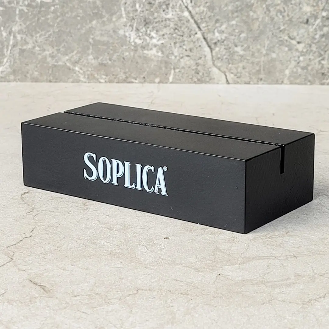 Personalizowany stojak na menu i wizytówki z białym napisem nazwy firmy, elegancki ekspozytor na karty i menu,personalized menu and business name card holder with white company logo, elegant menu andd card display stand, stojak na menu, menu holder,menu display stand