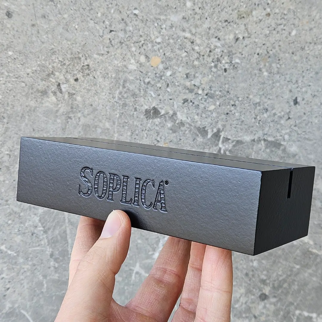 Nowoczesny stand reklamowy polski lokalny producent oferujący personalizowane rozwiązania dla gastronomii,producent stojaków na menu,drewniany stojak na menu, minimalistyczny i profesjonalny wizytownik z czarnego drewna z napisem,  modern advertising stand Polish local manufacturer offering personalized solutions for gastronomy,  ,minimalist and professional black wood business card holder with engraved text