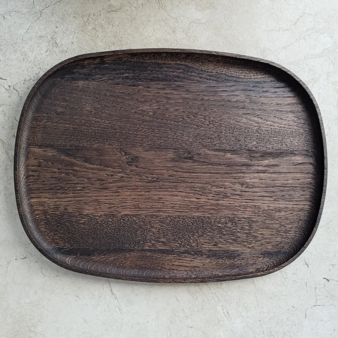 Ciemna drewniana taca do serwowania kawy i śniadań, ciemnobrązowa drewniana taca do serwowania minimalistyczna, funkcjonalna i elegancka taca kuchenna od polskiego producenta, płaska drewniana tacka na świece i dekoracje,rustykalna patera drewniana, drewniana tacka w kolorze ciemnym, ciemna drewniana taca z drewna , ciemnobrązowa taca o satynowym wykończeniu, Dark wooden tray for serving coffee and breakfast, dark brown wooden serving tray, minimalist, functional, and elegant kitchen tray from a Polish manufacturer, flat wooden tray for candles and decorations, rustic wooden platter, dark wooden tray, dark brown wooden tray with a satin finish 