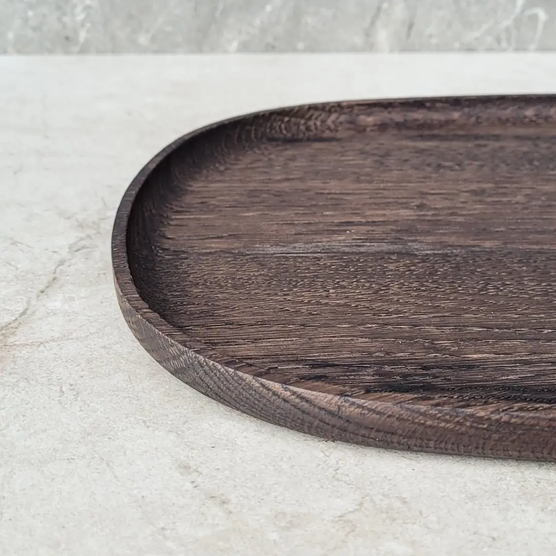Dekoracyjna ciemna taca, luksysowa taca drewniana, drewniana taca do serwowania, ciemna drewniana taca od polskiego producenta, płaska drewniana tacka na świece oraz dekoracje, elegancka drewniana tacka, Decorative dark tray, luxurious wooden tray, wooden serving tray, dark wooden tray from a Polish manufacturer, flat wooden tray for candles and decorations, elegant wooden tray