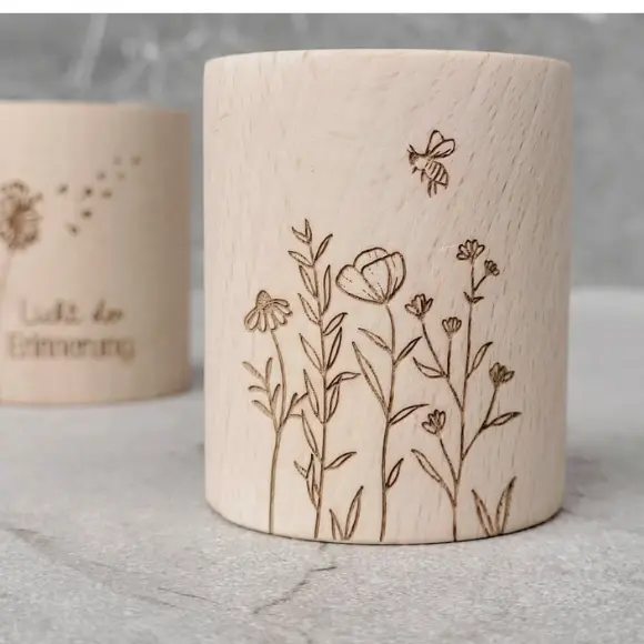 Drewniany świecznik na tealight z motywem polnych kwiatów,dekoracja stółu– precyzyjne grawerowanie laserowe w drewnie od polskiego producenta, Wooden tealight candle holder with a wildflower engraving, table decoration – precise laser engraving on wood from a Polish manufacturer 
