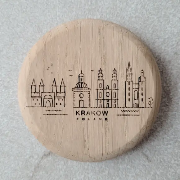 Okrągły magnes z panoramą Krakowa – grawerowanie i cięcie laserowe pamiątek regionalnych, polski producent, Round magnet with a panorama of Krakow – laser engraving and cutting of regional souvenirs, Polish manufacturer