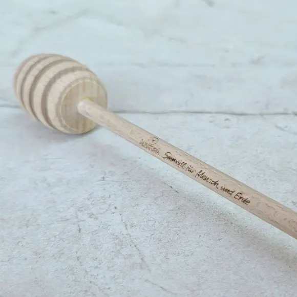 Miodownik z grawerowanym napisem na rączce – personalizowane grawery na drewnie jako praktyczny dodatek,drewniana łyżka do miodu, Honey pot with engraved writing on the handle – personalized engravings on wood as a practical accessory, wooden honey spoon