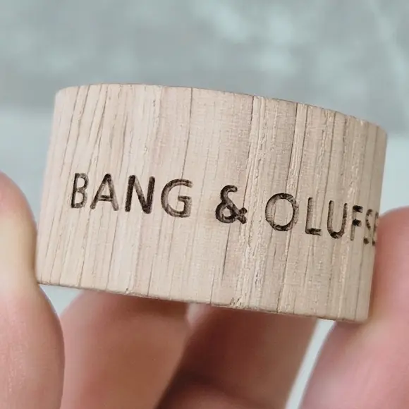 Drewniany pierścień,osłonka na zakrętkę,dyfuzor,drewniany pierścień na serwetkę – profesjonalna maszyna do grawerowania laserowego w akcji, Wooden ring and bottle cap cover for diffuser,also wooden napkin ring – professional laser engraving machine in action