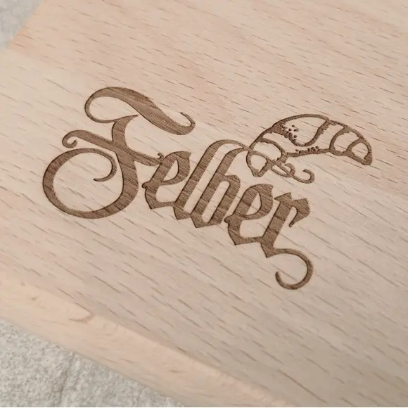 Logo Felber z grawerem na jasnym drewnie – wysokiej jakości grawer na drewnie dla gastronomii i restauracji, Felber logo engraved on light wood – high-quality wood engraving for catering and restaurants