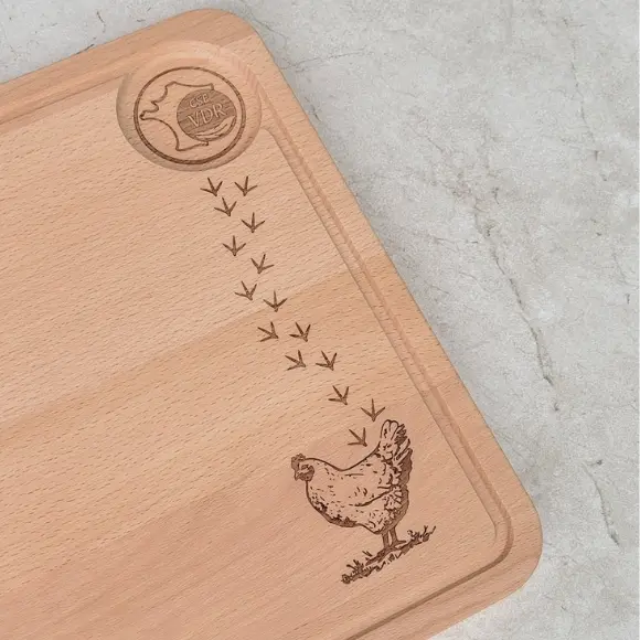 Deska z drewna do serwowania z motywem kury i śladów łapek – unikalne wzory do grawerowania laserowego w kuchni, Wooden serving board with chicken and paw print pattern – unique laser engraving designs for the kitchen 