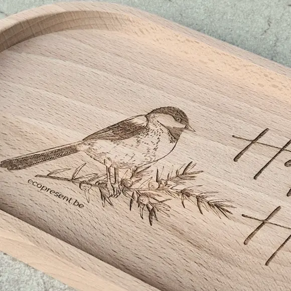 Taca drewniana z grawerem ptaka na gałązce – nowoczesne maszyny do grawerowania laserowego pozwalają na dokładne detale, Wooden tray with an engraved bird on a branch – modern laser engraving machines allow for precise details