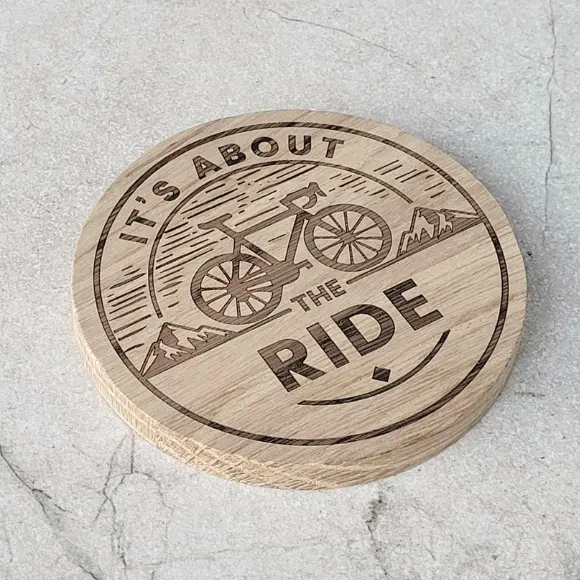 Podkładka drewniana z motywem roweru– personalizowane grawery na drewnie przez polskiego producenta, Wooden coaster with a bicycle design – personalized engravings on wood by a Polish manufacturer