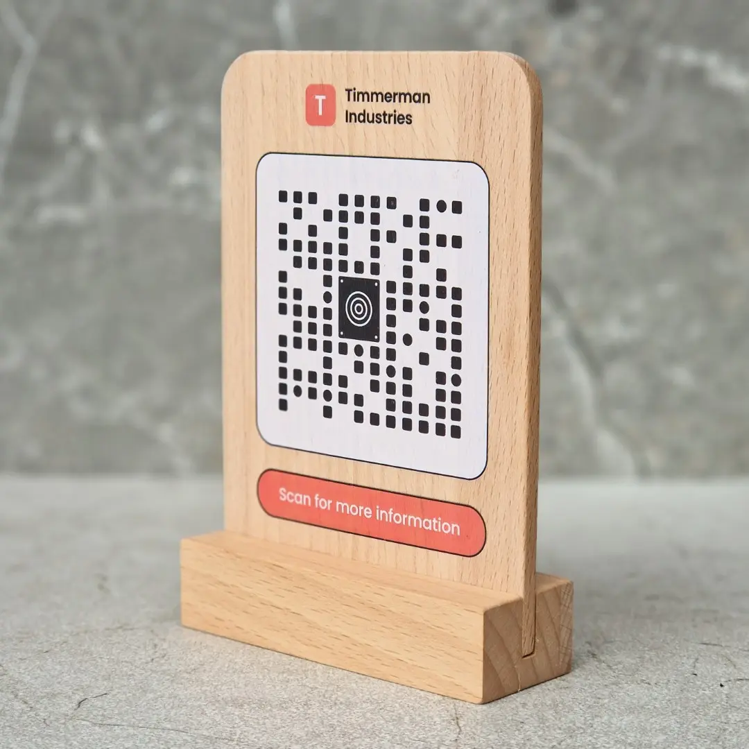 Drewniany espozytor na menu według indywidualnego projektu do restauracji, Custom-designed wooden menu display stand for restaurants