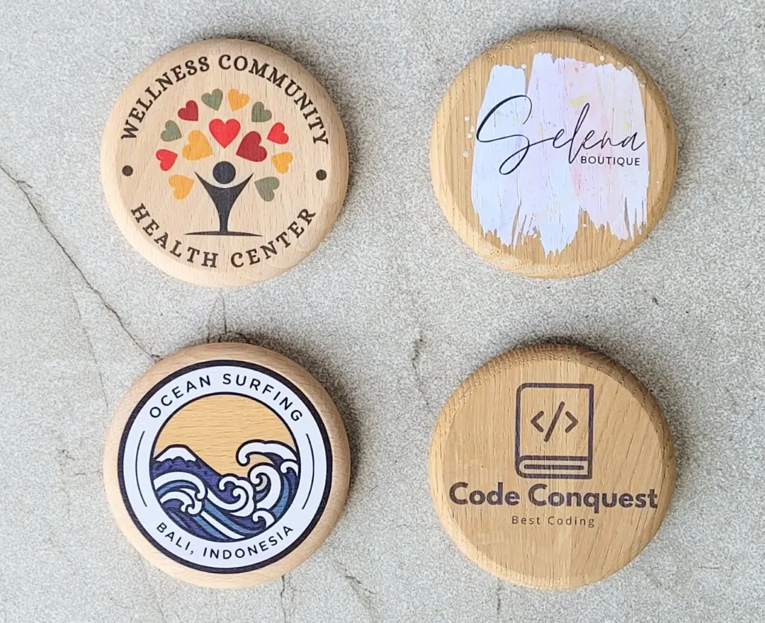 Cztery drewniane podstawki z kolorowymi nadrukami: precyzyjny druk UV przez polskiego producenta, Four wooden coasters with colorful prints: precise UV printing by a Polish manufacturer