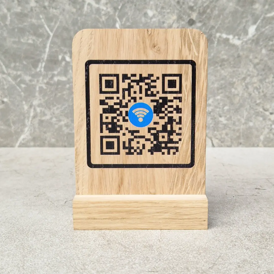 Stojak dębowy na kartę menu z logo firmy i kodem QR do Wi-Fi w restauracji i hotelu, Oak stand for menu cards with company logo and QR code for Wi-Fi in restaurants and hotels