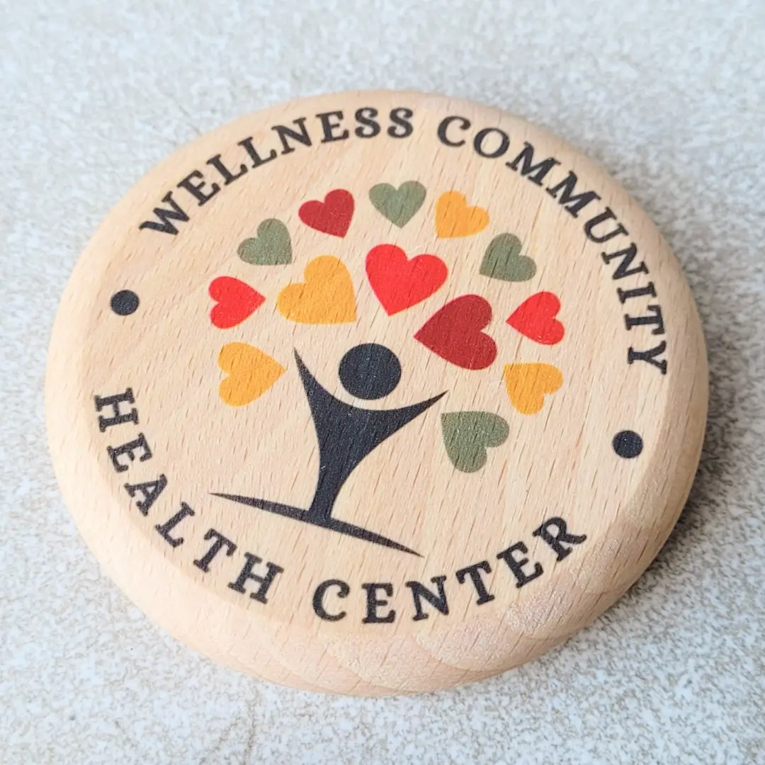 Dębowy otwieracz z nadrukowanym logo-gadżet reklamowy dla firm,polski producent, Oak bottle opener with printed logo – promotional gadget for companies, Polish manufacturer