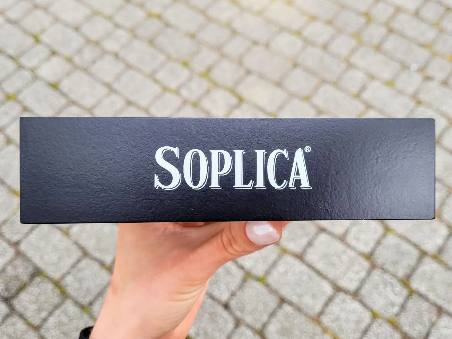 Czarny stojak na menu z grawerem logo do restauracji na stół wyprodukowany przez polskiego producenta, Black menu stand with engraved logo for restaurants, for table use, manufactured by a Polish producer