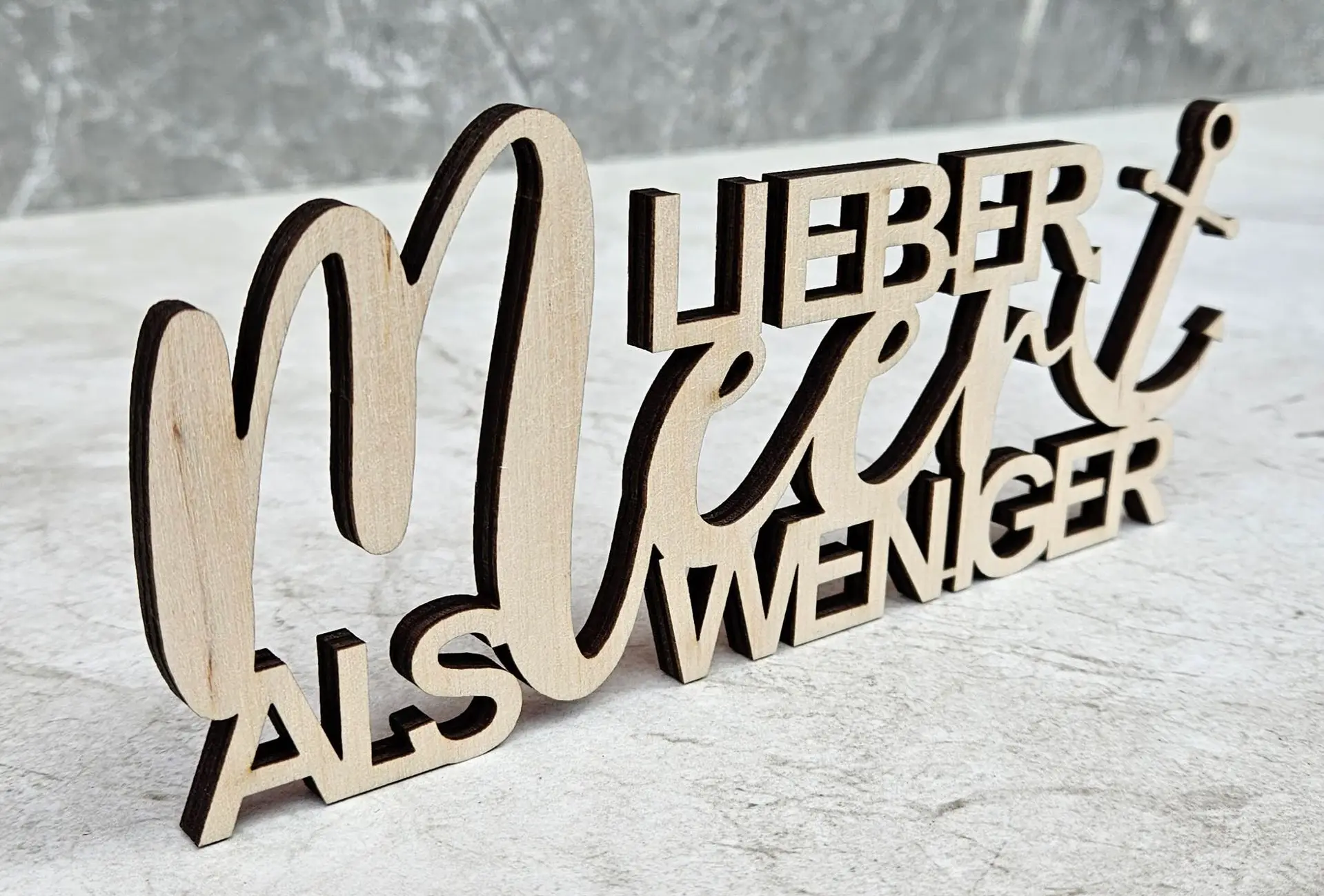 Wolnostojąca dekoracja drewniana „LIEBER MEER ALS WENIGER”, perfekcyjne, laserowe cięcie drewna,sklejki gwarantujące gładkie krawędzie,Freestanding wooden decoration “LIEBER MEER ALS WENIGER”, perfect laser cutting of wood and plywood guarantees smooth edges and precise details