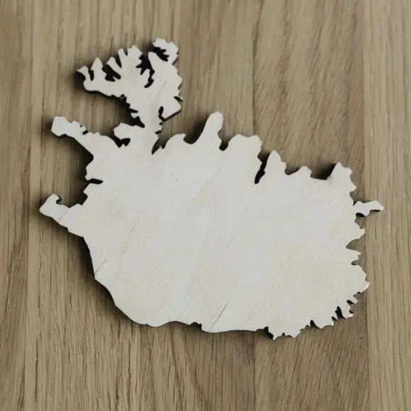 Kontur geograficzny wyspy na płasko, pokazujący złożone wycinanie laserowe w drewnie dla nietypowych drewnianych wzorów i map,Flat geographical outline of the island, showing complex laser cutting in wood for unusual wooden designs and maps