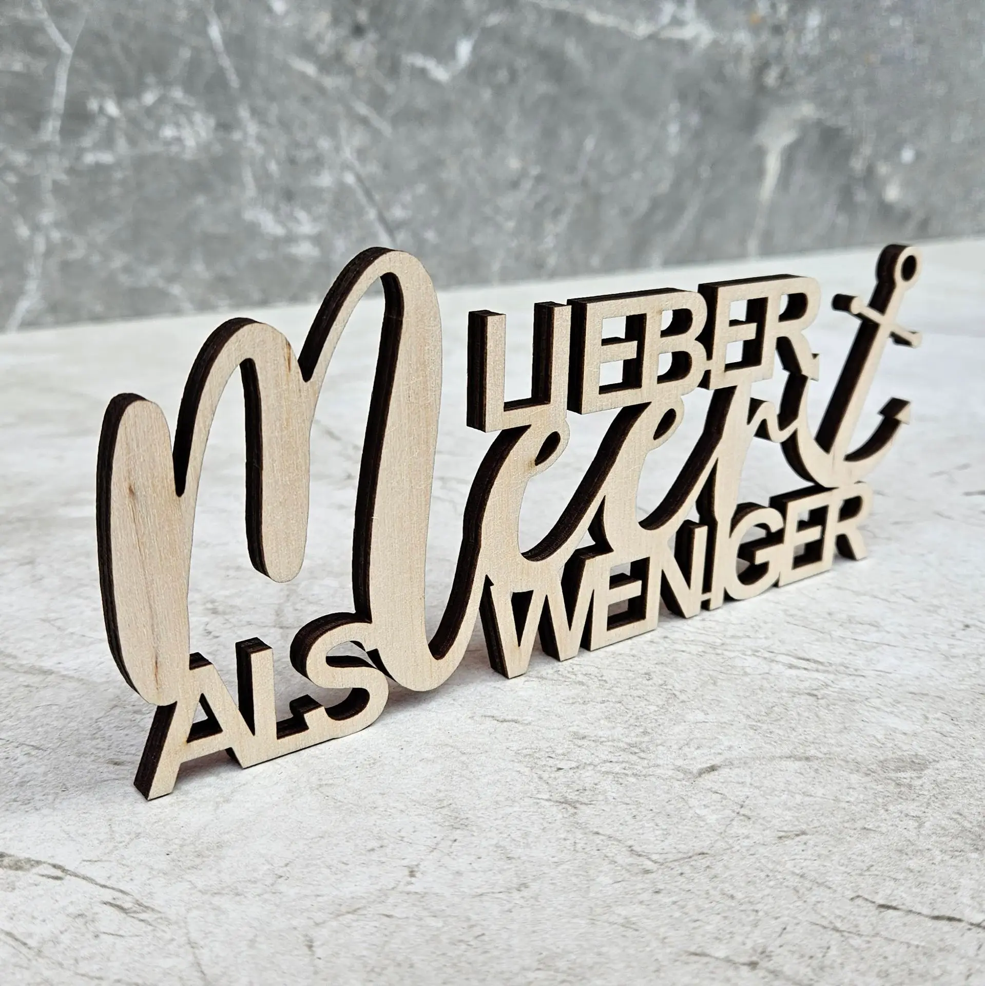  Elegancki, stojący napis dekoracyjny "LIEBER MEER ALS WENIGER" w stylu kaligrafii z czystego drewna wycinanego laserowo, ilustrujący wysoką precyzję wycinania laserowego drewna,Elegant, standing decorative inscription “LIEBER MEER ALS WENIGER” in calligraphy style made of pure laser-cut wood, illustrating the high precision of laser wood cutting