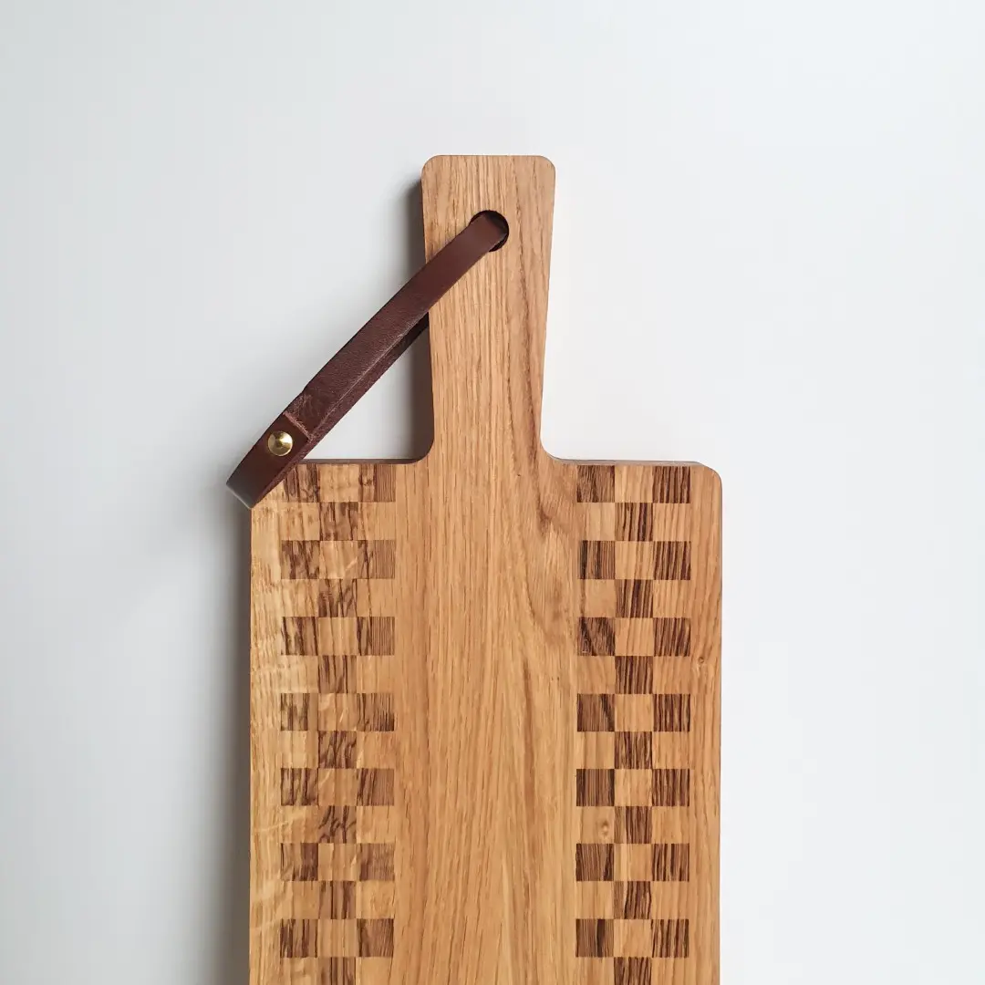 Drewniana deska z paskiem skórzanym ułatwiający zawieszanie i nadający produktowi luksusowy charakter,Wooden board with a leather belt for easy hanging with luxurious look