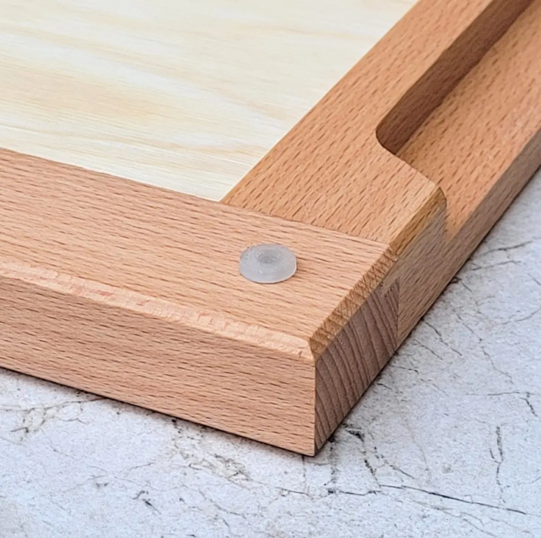 Deska kuchenna z antypoślizgową stopką silikonową zapewniającą stabilność podczas krojenia,A cutting board with a non-slip silicone feet for stability while cutting