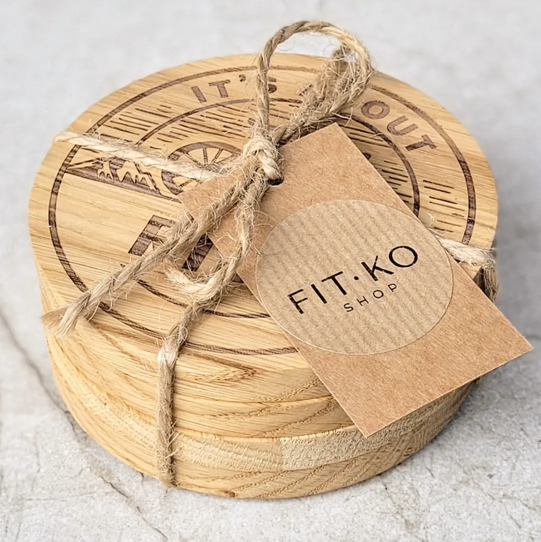 Zestaw drewnianych podstawek pod kubki z grawerem, przewiązanych sznurkiem jutowym z papierową personalizowaną metką,Set of wooden coasters with engraving, tied with jute cord with a personalised paper tag