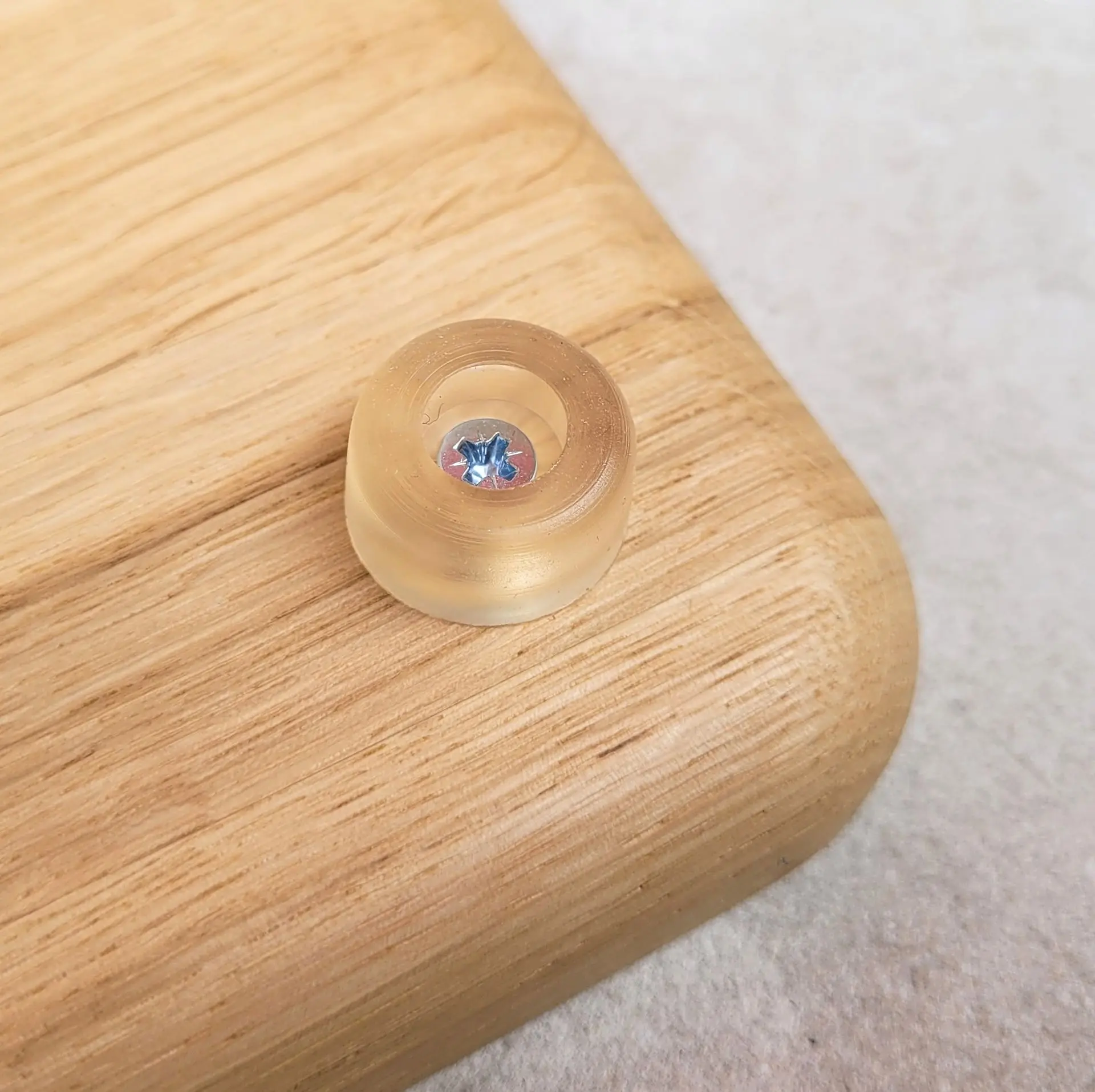 Stabilna drewniana deska do krojenia ze stopkami z silikonu, Stable wooden cutting board with silicone feets 